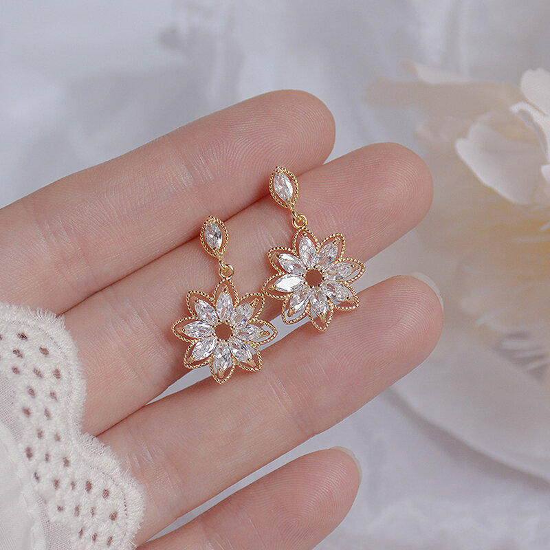 Orecchino di fiori coreani delicati in oro 14 carati per donne Bling AAA Zirconia orecchino a perno in pizzo cavo Brincos Bijoux regalo