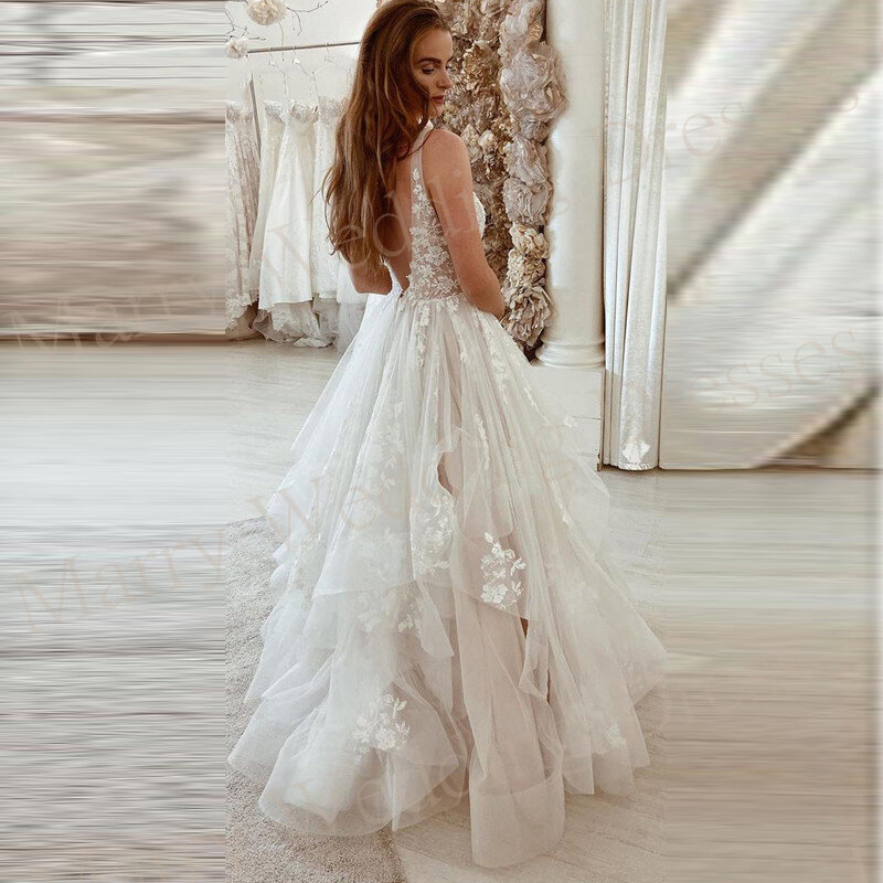 Сдержанное очаровательное свадебное платье-трапеция с V-образным вырезом, Кружевная аппликация без рукавов, фатиновое Многоярусное платье с открытой спиной
