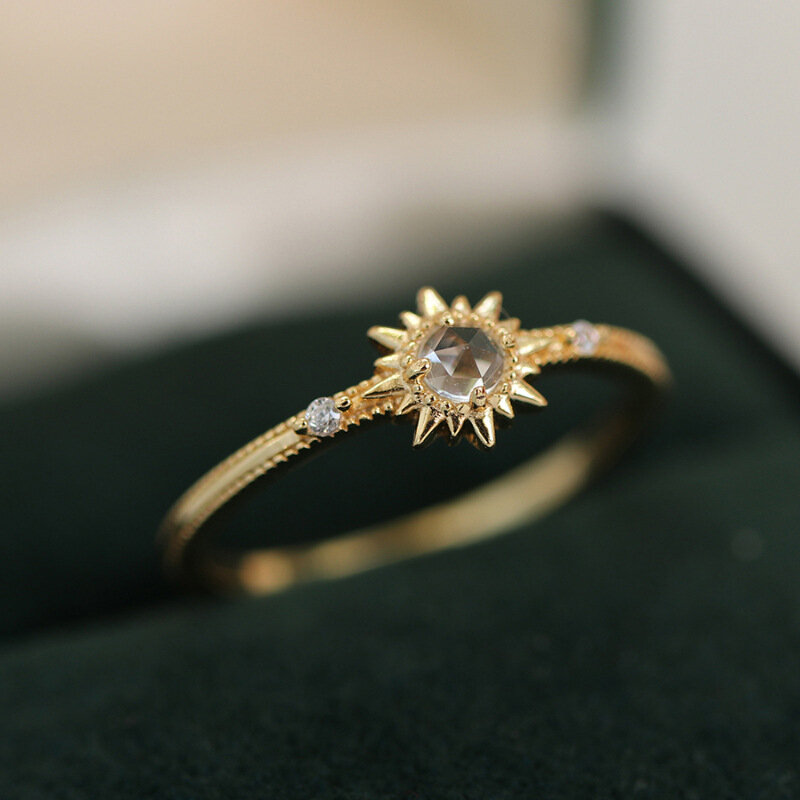 Женское кольцо из серебра 925 пробы с фианитом в виде солнца