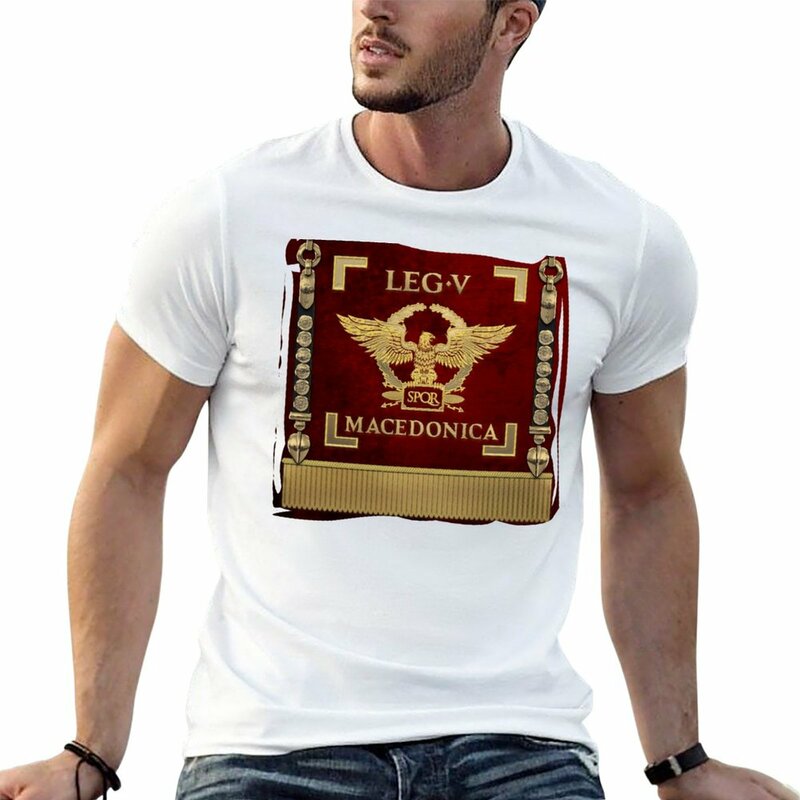 Nieuwe Adelaar Over Rode Standaard Van Het Vijfde Macedonische Legioen-Vexillum Van Legio V Macedonica T-Shirt Grafische T-Shirt T-Shirts Mannen