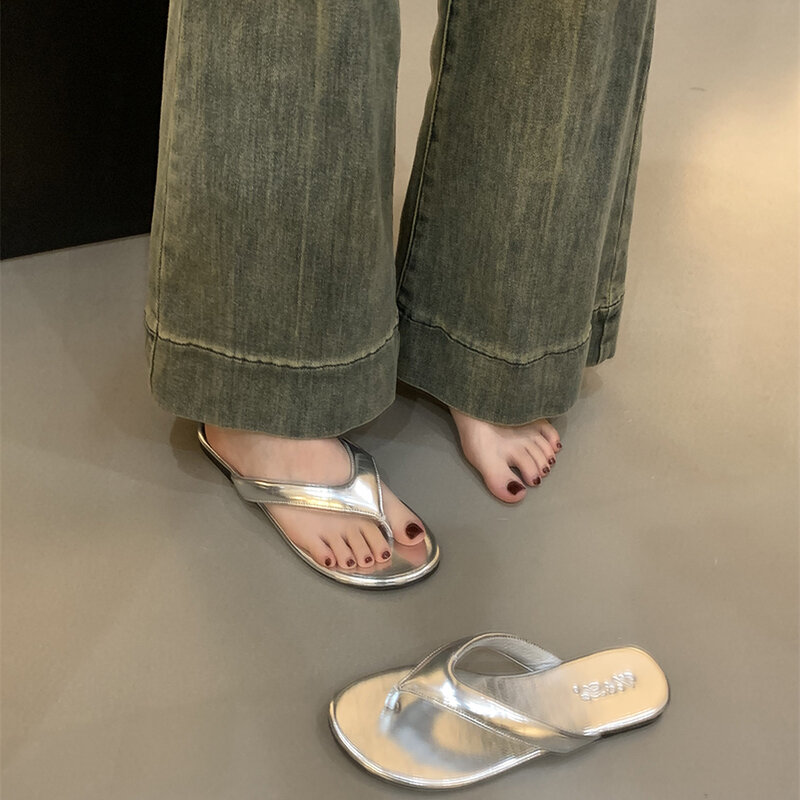 รองเท้าแตะผู้หญิงแบบหนีบ Comfort แฟชั่นรองเท้าส้นแบนรองเท้ารองเท้าแตะชายหาดโรมฤดูร้อนใหม่ปี2024