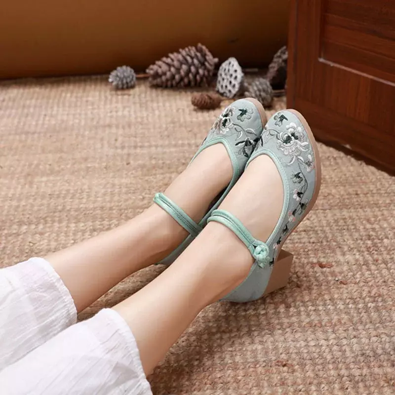 Comemore ปั๊มปักนิ่มสำหรับผู้หญิงสายรัดข้อเท้าย้อนยุครองเท้าสไตล์จีนสวมใส่สบายลำลองรองเท้าส้นตึกกลาง6ซม.