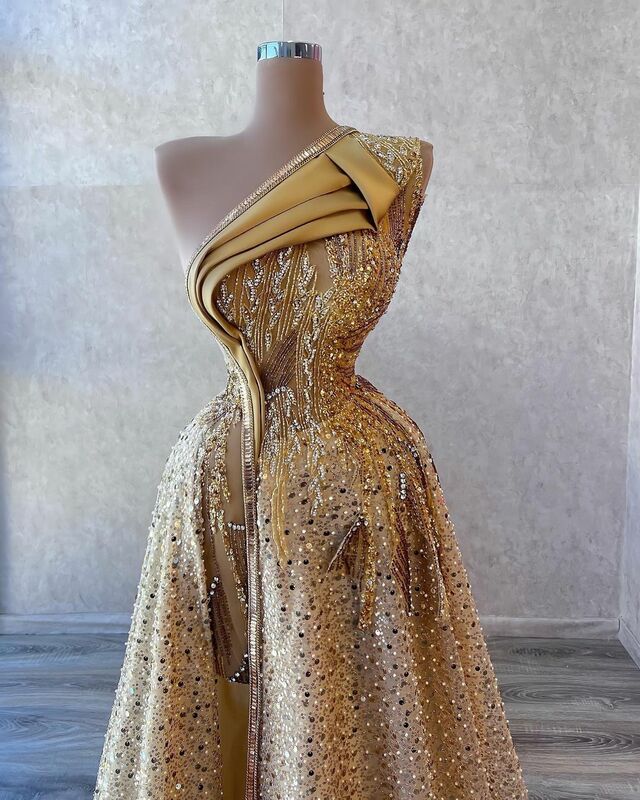 Suknie balowe na wybiegu formalna okazja sukienka na jedno ramię z cekinami boczne rozcięcie satynową plisową na zamówienie Vestido De Noite