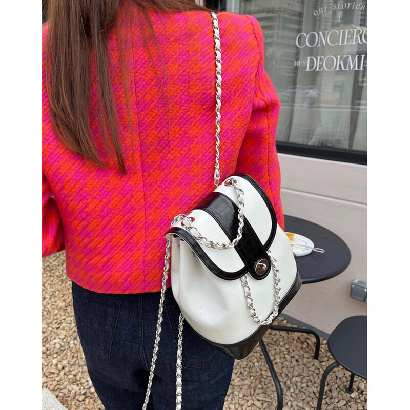 Mini mochila coreana con cadenas para mujer, bolso de hombro de cuero con cera de aceite, mochila negra de viaje, Otoño e Invierno