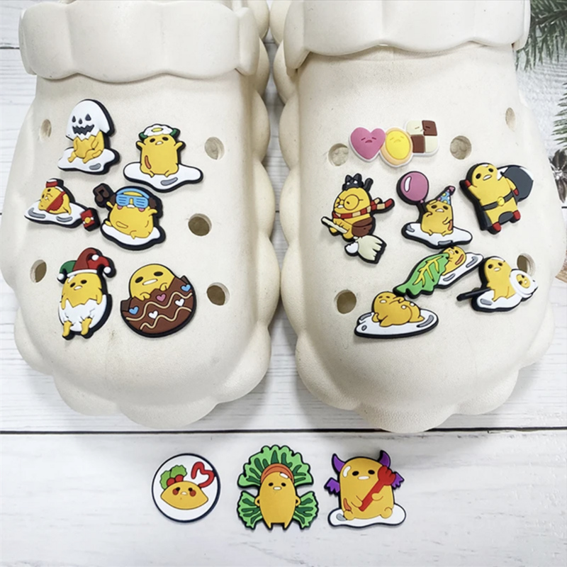 Dijes de Croc para niños, 1 piezas, Gudetama Sanrio, accesorios de PVC, decoración de zapatos DIY para Croc JIBZ, regalos de x-mas
