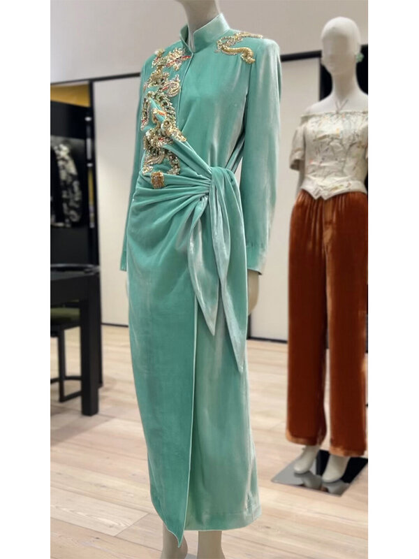 Modisches, sanftes, elegantes, grünes Samt kleid im chinesischen Stil