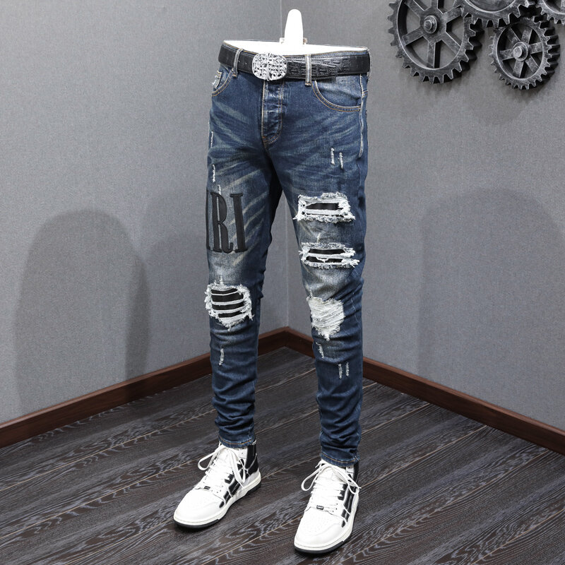 Jeans Slim Fit elastici da uomo di moda di strada Jeans spaccati blu intenso retrò di alta qualità con toppa in pelle da uomo di marca Hip Hop