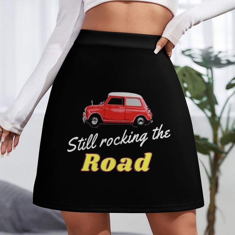 Mini Cooper bascule toujours th road. Mini jupe pour femmes, vêtements de luxe, tenues rave
