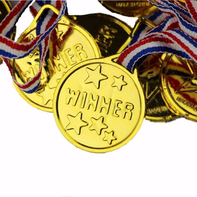 Medallas de Oro de plástico con cinta para niños, accesorios para fotos, 10 piezas, premios de ganador simulado con cinta, premios de juego deportivo para niños