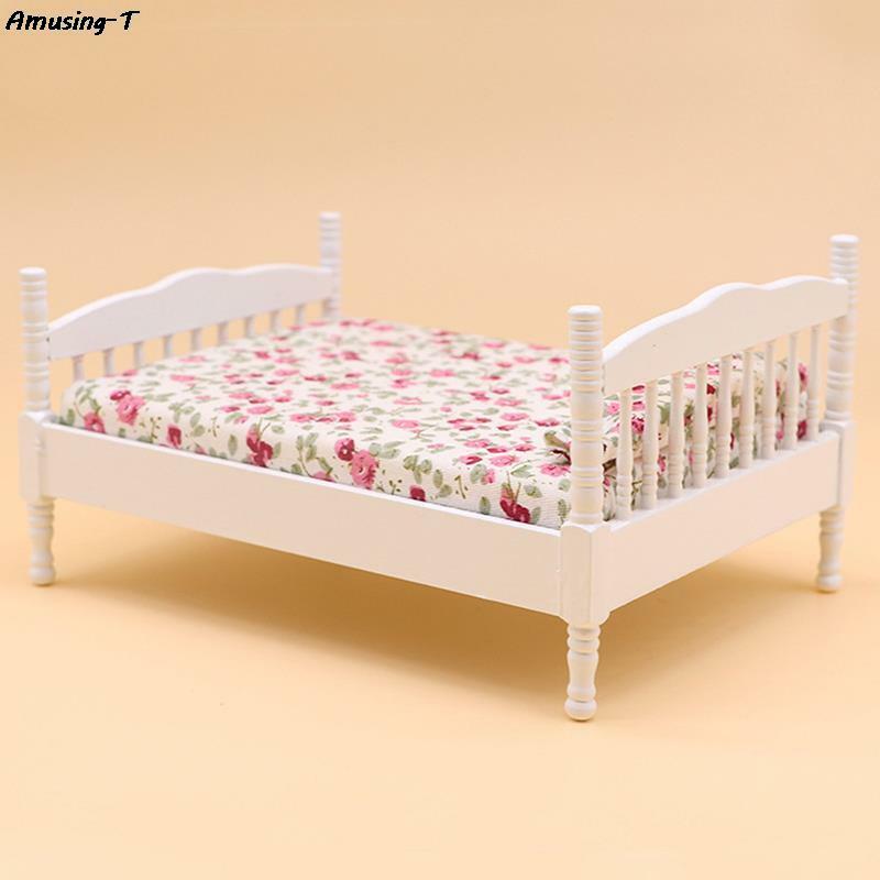 Casa de muñecas en miniatura 1:12, modelo de cama doble de estilo europeo, muebles de Arte de tela, juguete de decoración de escena de dormitorio, 1 unidad