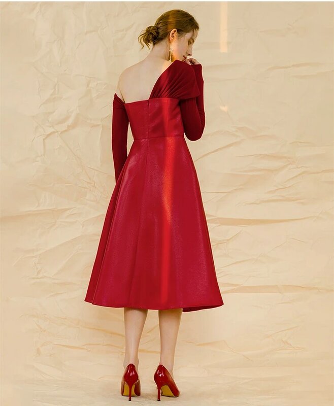 Vestido de festa de senso de design vermelho cintura de comprimento médio magro de mangas compridas pescoço inclinado fora do ombro vestido das mulheres high-end