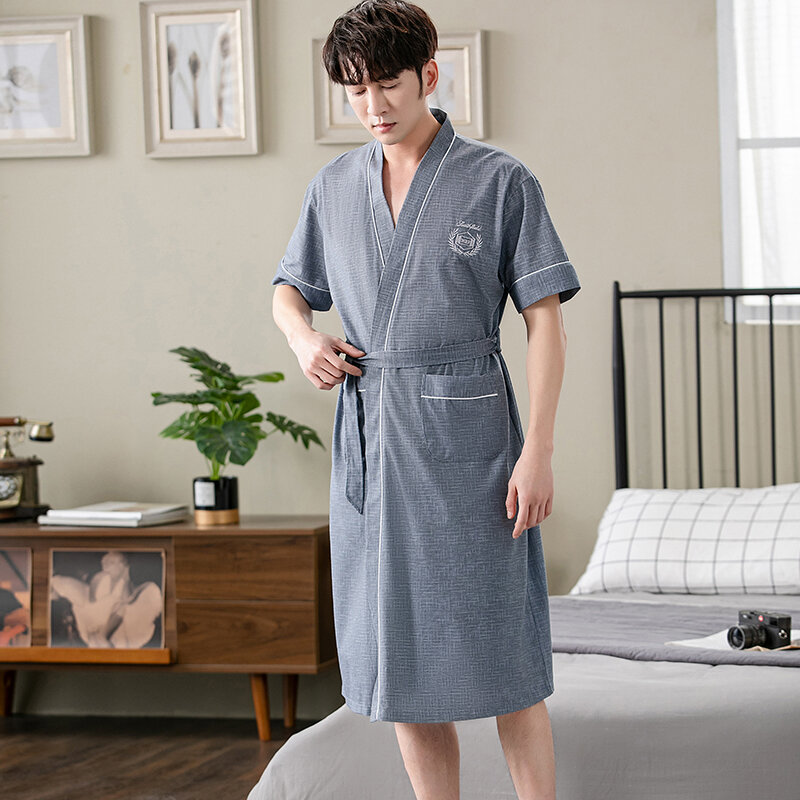 เสื้อคลุมอาบน้ำคอตตอนสำหรับผู้ชายในช่วงฤดูร้อนชุดนอนคาร์ดิแกนแขนสั้นคอวีเสื้อคลุมยาวชุดนอน M-4XL pakaian rumahan ผู้ชายใส่อยู่บ้าน