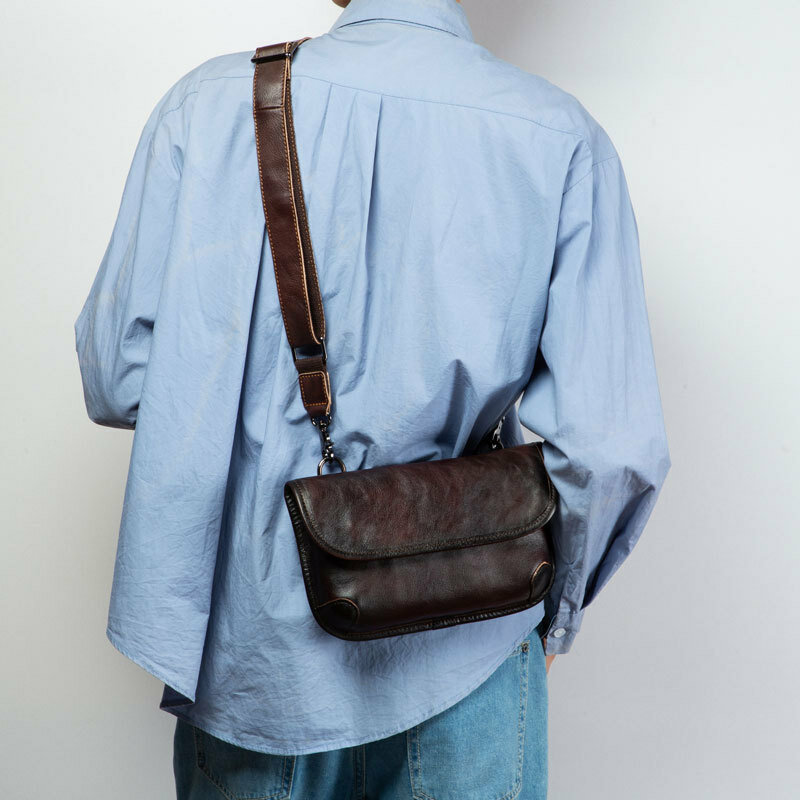 男性用の本革メッセンジャーバッグ,手作りのブラシ付きショルダーストラップ