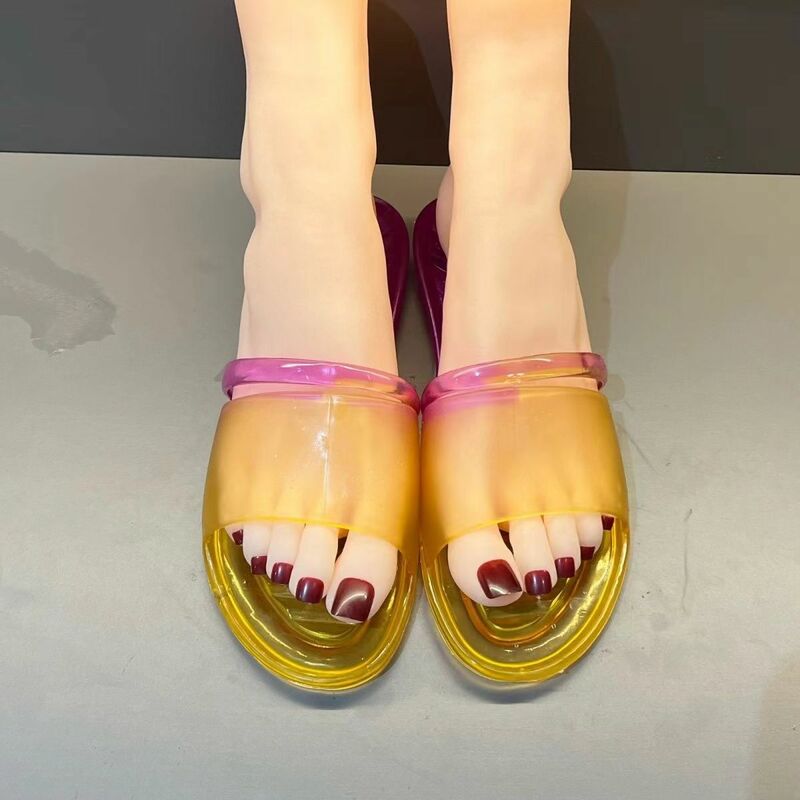 รองเท้าแตะรองเท้าพื้นเตี้ยสำหรับผู้หญิงใหม่ฤดูร้อนของ gratis ongkir รองเท้าแตะกลางแจ้งประดับคริสตัลแบบไล่ระดับสีพื้นรองเท้ากันลื่นรองเท้าแตะใส่เดินในบ้าน