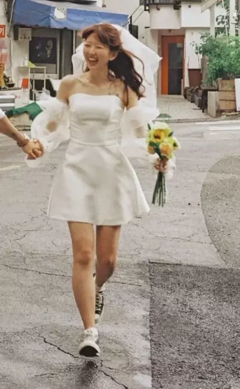 Oloey ชุดเดรสแต่งงานสั้นสไตล์เกาหลีผ้าซาตินแบบเรียบง่ายแขนยาวผ้าบางละเอียดไร้สายสำหรับงานปาร์ตี้ถ่ายรูป
