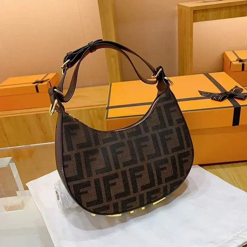 Hot Amazing borse classiche borsa a mezzaluna di nicchia borsa a tracolla portatile Versatile con struttura di fascia alta retrò