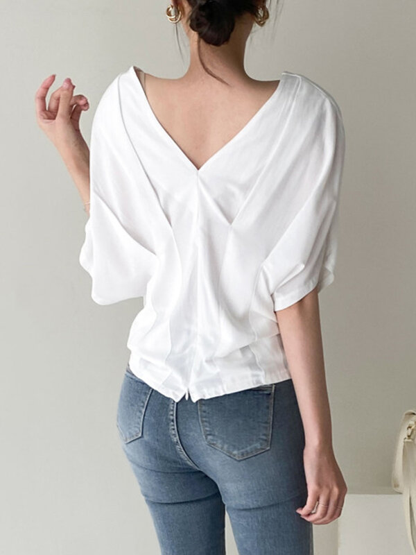 Qoerlin-女性用VネックプリーツTシャツ,エレガントなサマーブラウス,カジュアルなラージサイズ,不規則なデザイナー,日本