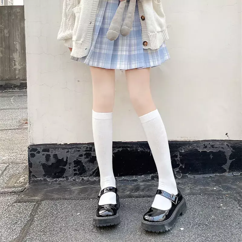 Jednokolorowe czarne białe długie skarpetki pończochy JK Japan Style szkoły dziewczyny zakolanówki pończochy Lolita Kawaii śliczne skarpety do kolan