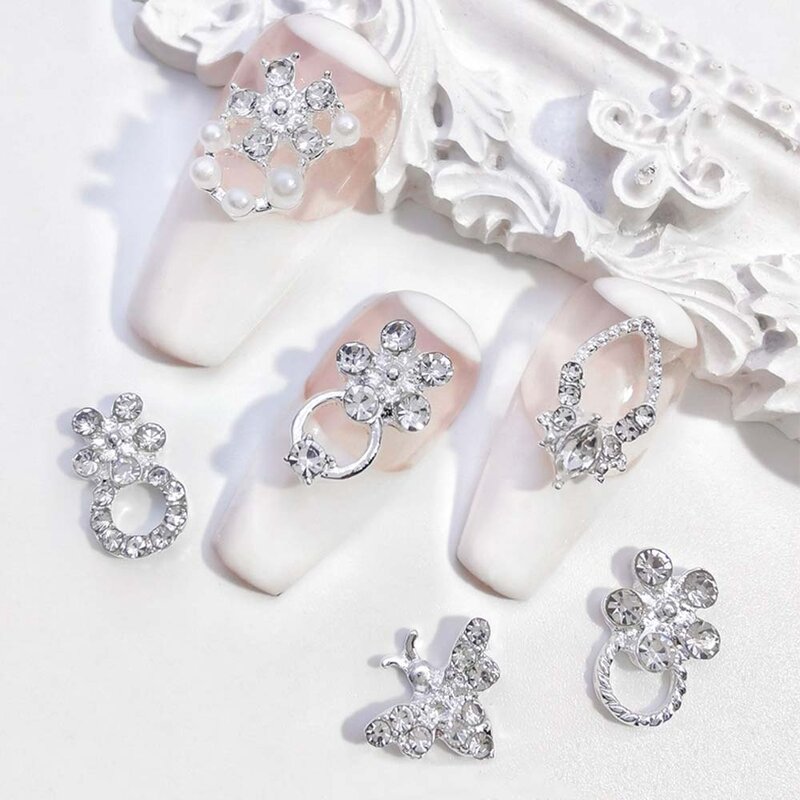 10Pcs de encantos de uñas de metal 3D de flores de aleación, anillos colgantes de oro/plata con cinco pétalos de diamantes de imitación, piezas de joyería de arte de uñas.