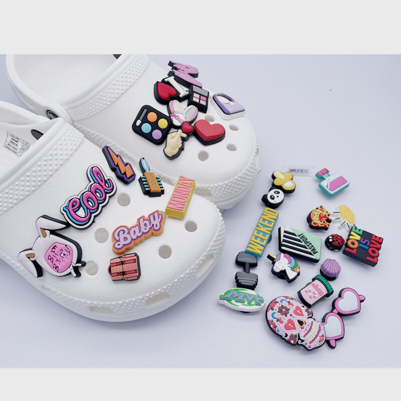Nowy przyjeżdża 1pc zapachy kosmetyki uroki butów pcv Cute Cartoon ozdoby do butów akcesoria dla Croc Charms dla dziewczyn prezenty