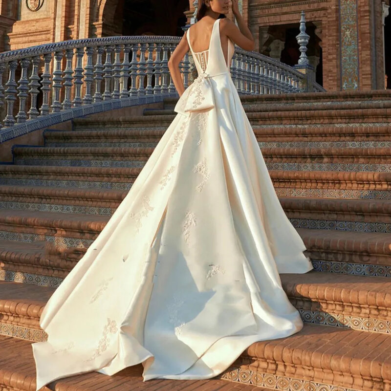 Женское атласное свадебное платье-трапеция, Привлекательное платье с глубоким V-образным вырезом без рукавов, украшение с большим бантом и шнуровкой, длинный шлейф, 2024