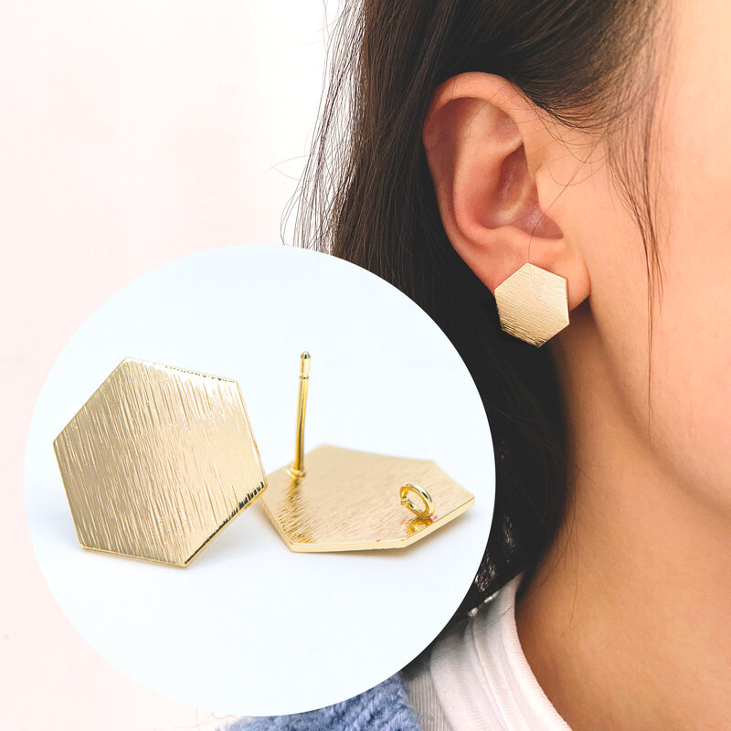 Postes de oreja cepillados con bucles, Latón chapado en oro Real, pendientes de tuerca geométricos hexagonales (GB-644)/ 10 piezas = 5 pares