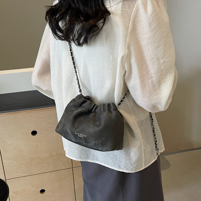 Женские сумки через плечо из искусственной кожи 2024, дизайнерские корейские модные сумочки и кошельки, трендовая Серебристая сумка-мешок через плечо с цепочкой