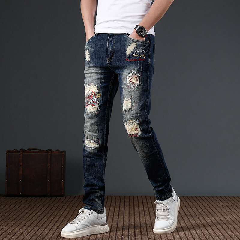 2024 nowy modny naszywka perforowana haftowane dżinsy dla mężczyzn głęboki błękit Slim Fit małe stopy motocykl uliczny spodnie dżinsowe