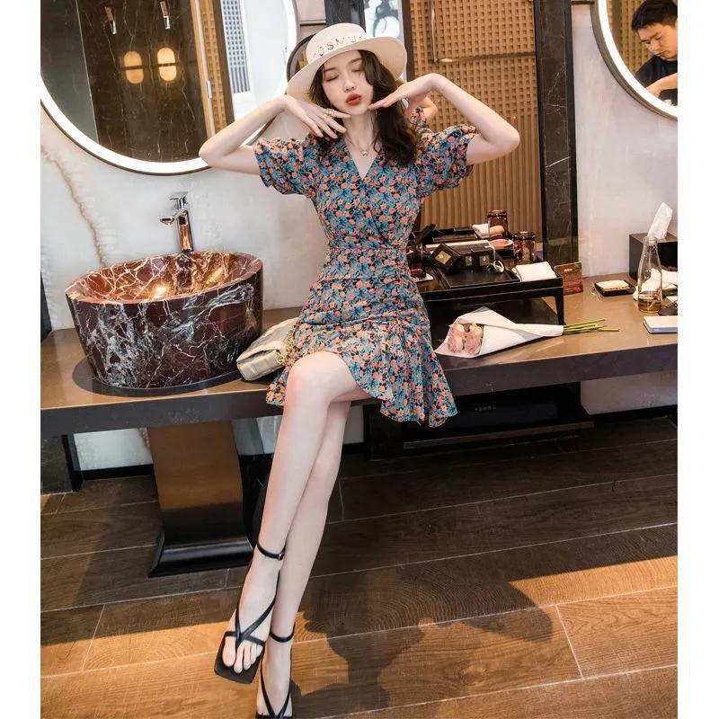 Летнее платье с принтом, новинка 2024, Корейская версия, модное повседневное приталенное элегантное женское платье для уменьшения возраста