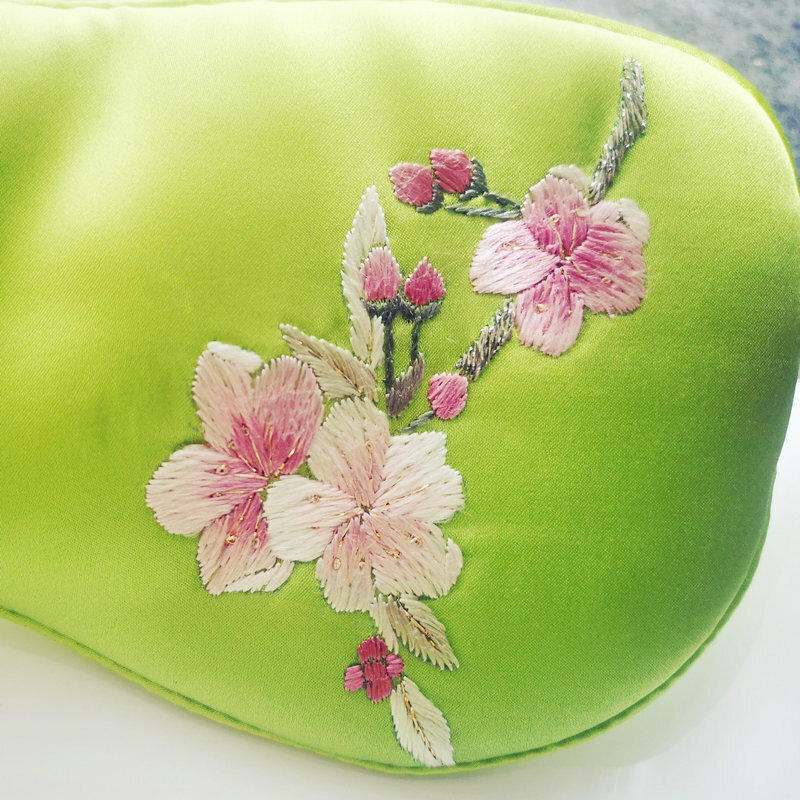 グリーンマルベリーシルクスリーピングアイマスク、装飾的な美的、手作り、刺blossoms、桃の形のパターン、中国のアートアクセサリー