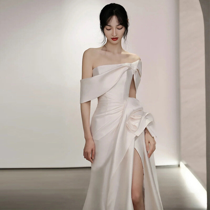 간단한 칼집 섹시한 새틴 오프 숄더 웨딩 드레스 스윕 기차 등이없는 광택 새틴 신부 가운, 2023