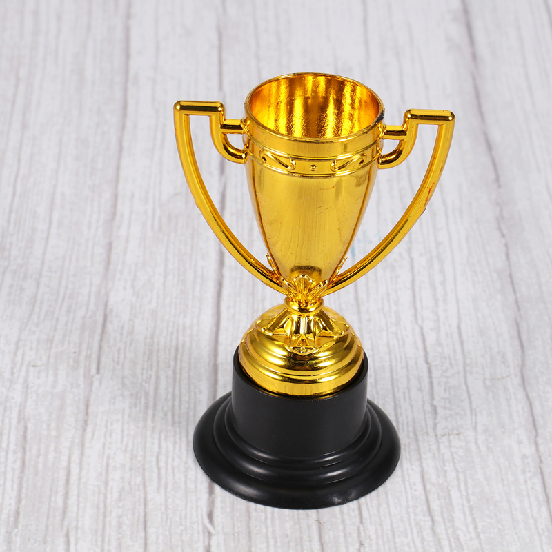 16 szt. Mini plastikowych złotych kubków nagradza nagrody dla dzieci małe medale dla dzieci prezenty nagrody trofeum złote (8xTrophies + 8xMedals)