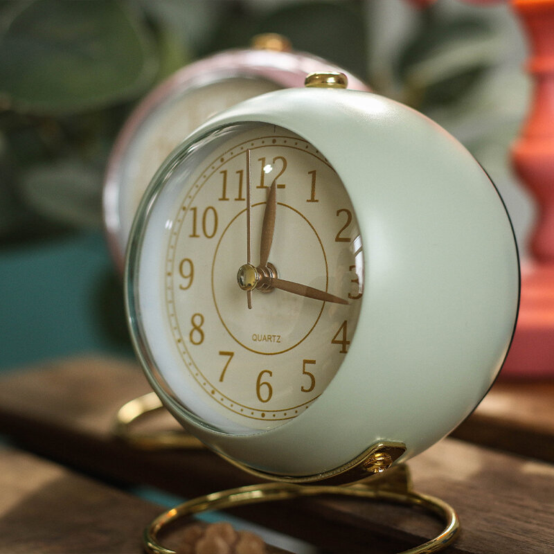Silencioso antiticking Retro Vintage despertador, Relógio pequeno de mesa com luz noturna, Mini despertador redondo para quarto e escritório