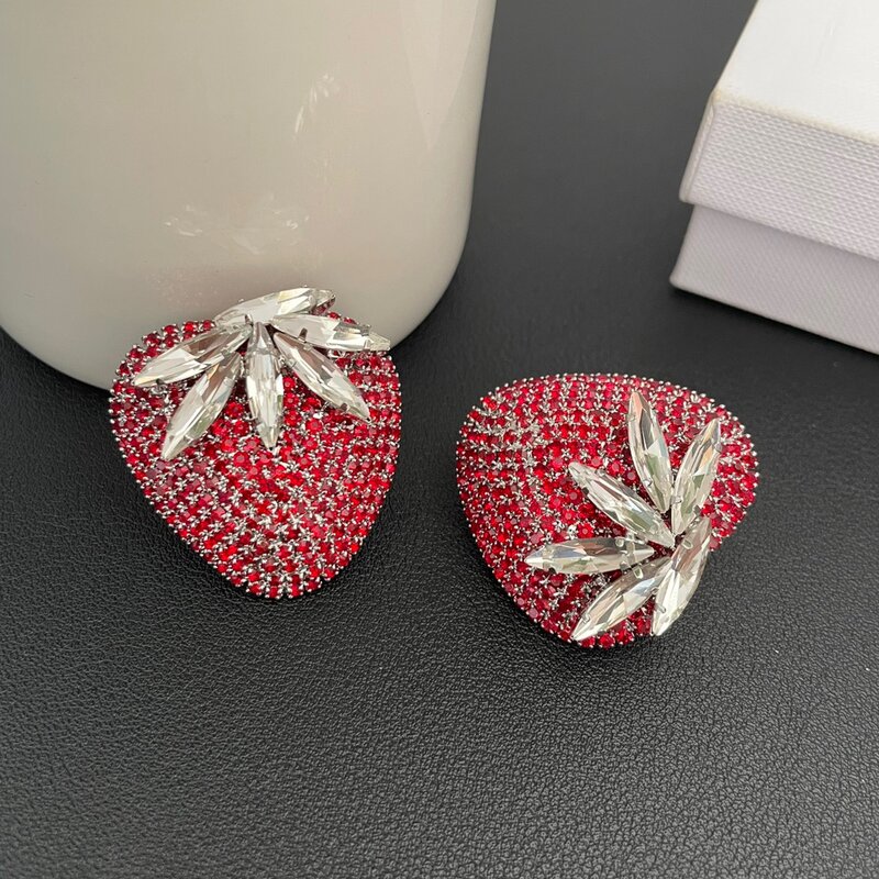Orecchini Light Luxury Personality Red Strawberry Earclips per vestiti cose accessori donna Para Mujer Broches Ropa Mujer