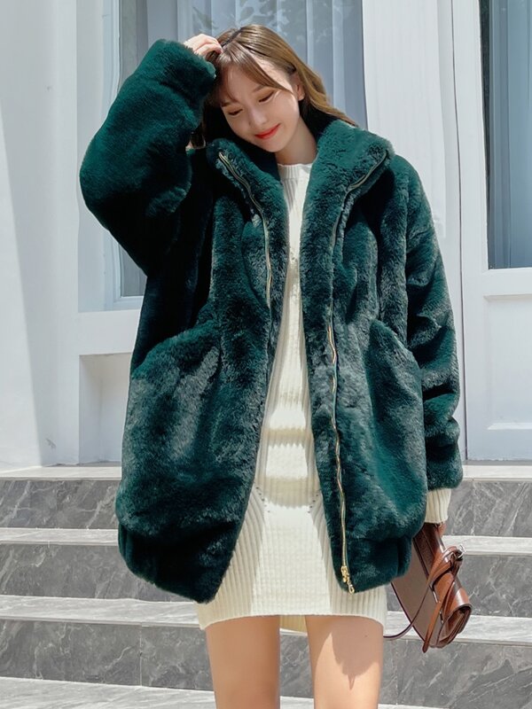 2024 inverno moda nuovo medio lungo verde scuro cappotto di pelliccia con cerniera, addensato tinta unita imitazione lontra pelliccia di coniglio risvolto top di pelliccia