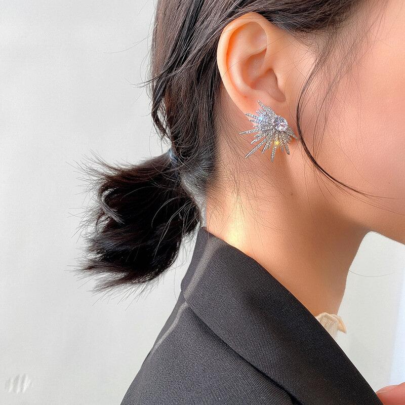 Anting-anting kancing mewah tanaman besar warna perak baru dengan batu zirkon berkilau untuk wanita perhiasan mode hadiah anting-anting Korea