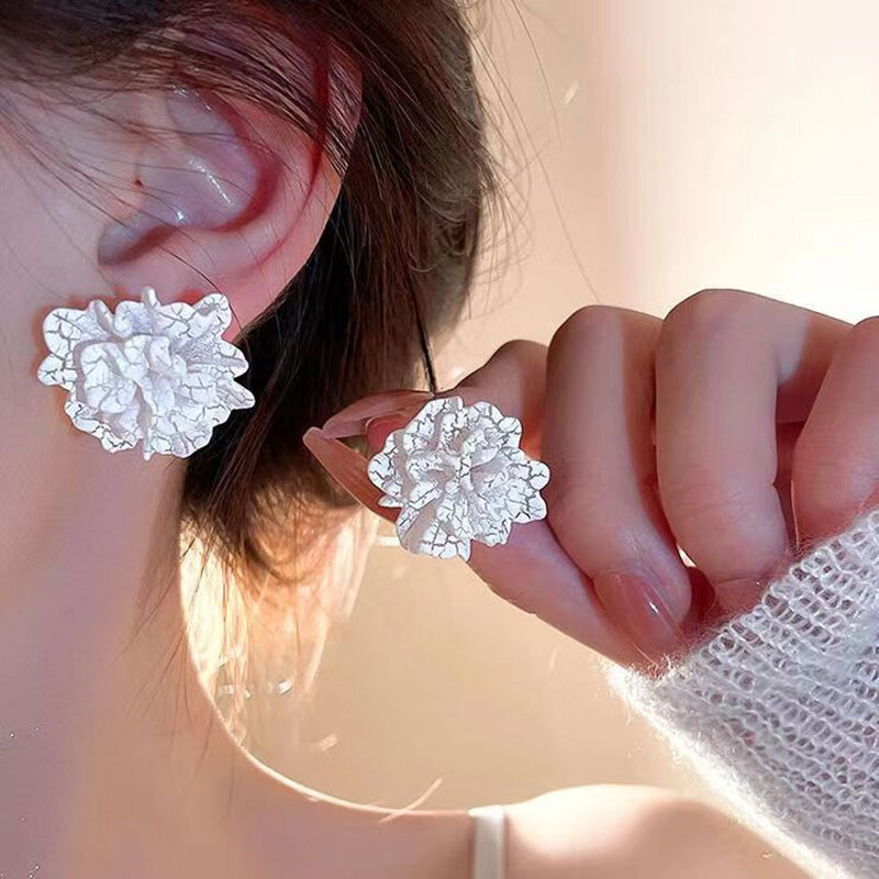 New Big White Flowers Stud Earrings para Mulheres Personalidade Moda Unique Design Brincos Wedding Jewelry Wholesale Birthday Gift