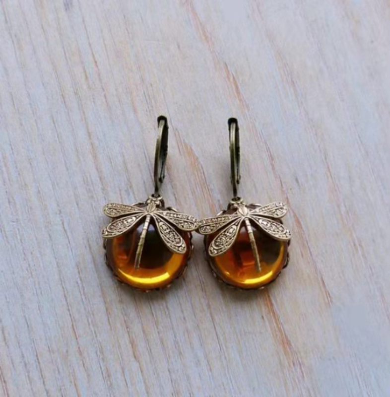 Pendientes de libélula de bronce Vintage para mujer, pendientes de gota con incrustaciones de piedra lunar, patrón de tallado de Metal de Color dorado, joyería de moda