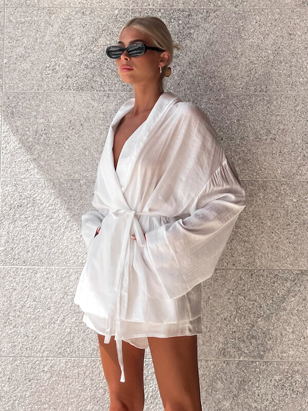 Marthaqiqi-Terno de camisola branco para mulheres, roupão de manga comprida com gola virada para baixo, shorts de pijama com renda, conjunto casual de camisola feminina
