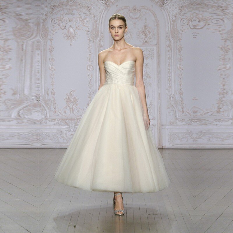 فستان تحميص زفاف جديد بدون ظهر أبيض بدون أكمام في فستان زفاف فاخر تحميص خفيف