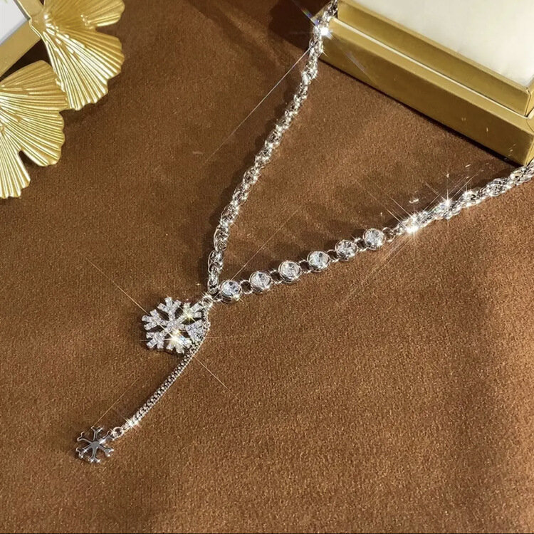Collier pendentif flocon de neige en cristal brillant pour femmes, chaîne ras du cou en métal, chaîne de chandail, bijoux cadeaux de fête de noël