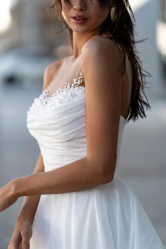 Sukienki ślubne w stylu Vintage z perłowym dekoltem proste zakładki eleganckie satynowe suknie ślubne z odkrytymi ramionami bez rękawów 2024