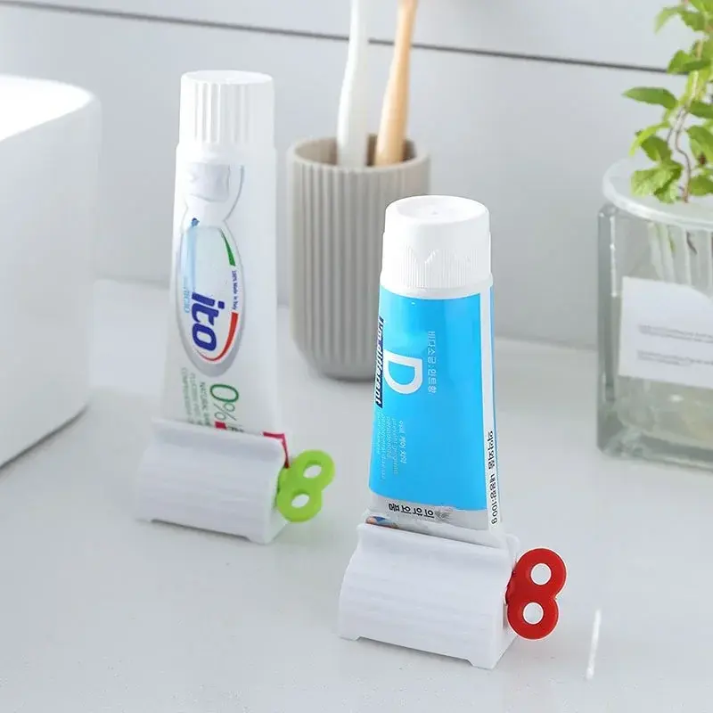 3ชิ้นที่บีบยาสีฟันหลอดกลิ้งที่วางยาสีฟันที่บีบสบู่ล้างหน้าแบบหมุนได้สำหรับห้องน้ำ