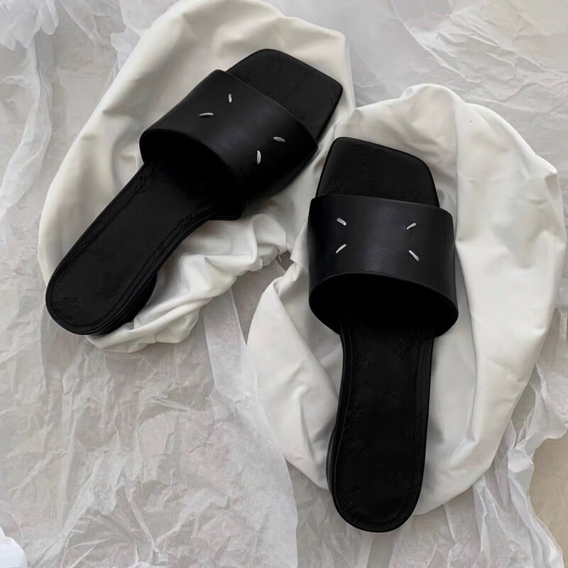 Новые шлепанцы с квадратным носком для весны и лета, женские сандалии из натуральной кожи, черно-белые из овчины, на низком каблуке