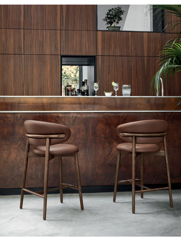 Furnitur Bar Nordic Modern bingkai kayu padat bangku Bar dapur tinggi kain Linen kursi Bar dengan sandaran melengkung untuk Hotel