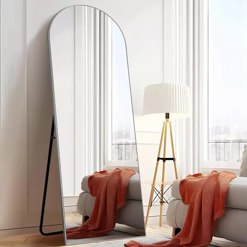 مرآة أرضية حائطية مقوسة مع حامل ، مرآة لكامل الجسم ، إطار خشبي فضي ، غرفة معيشة مجانية ، 65 بوصة × 22 بوصة