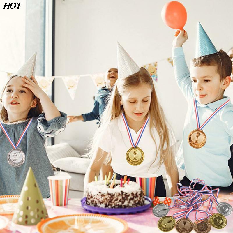 Medallas de plástico doradas de piezas para niños, bolsa de premios para el día deportivo, suministros divertidos para fiestas, juegos al aire libre, 1 unidad
