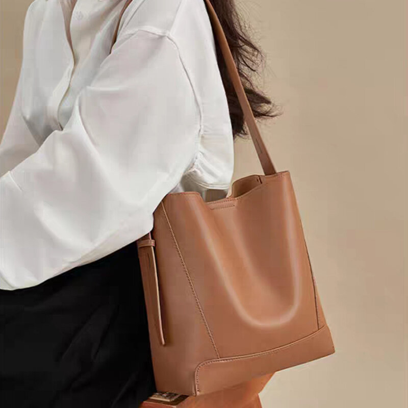 Bolsa de ombro de grande capacidade para mulheres, couro genuíno, bolsa de moda versátil, design de luxo feminino, sacola de negócios, nome personalizado