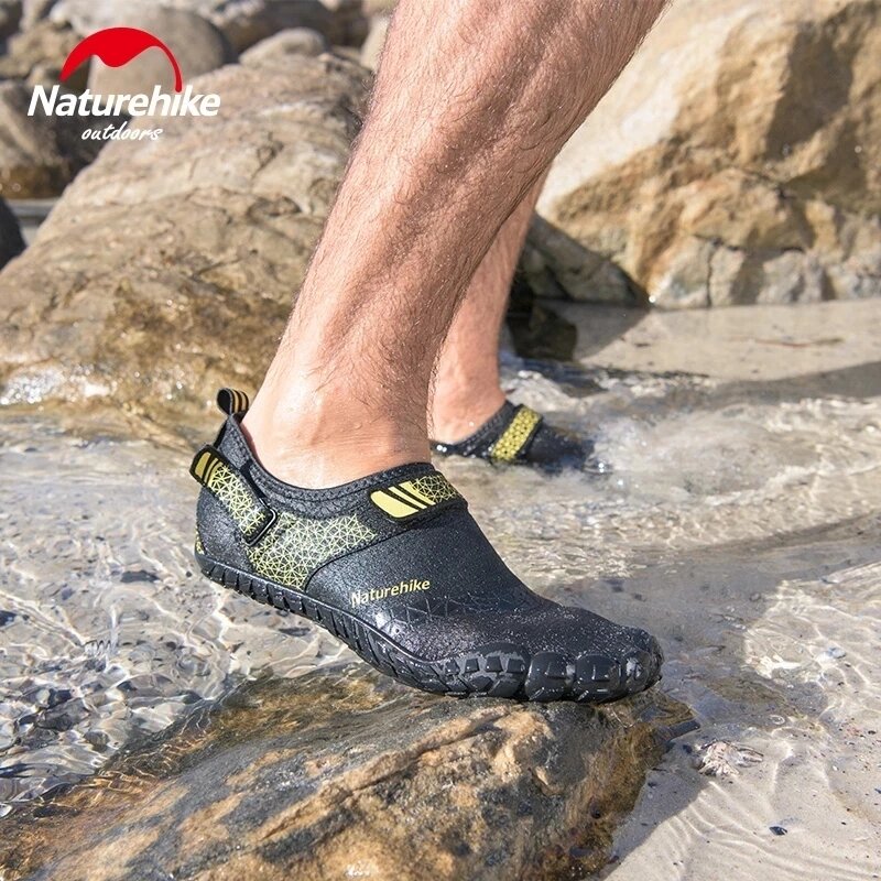 Naturehike แห้งเร็วและสวมทนชายหาดรองเท้าทริปแคมป์ปิ้งหนารองเท้าลุยยางกลางแจ้งอุปกรณ์กีฬาทางน้ำ รองเท้าลุยน้ำที่นุ่มและระบายอากาศได้ดี