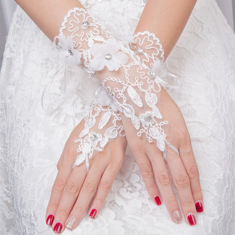 قفازات زفاف قصيرة مطرزة للنساء ، دانتيل أبيض ، بدون أصابع ، زينة بالترتر ، إكسسوارات الزفاف